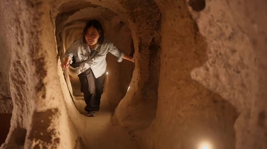 La ingeniosidad del diseño incluyó sistemas de ventilación avanzados y pasajes secretos, garantizando seguridad y confort para que hasta 20 mil personas vivieran en el subsuelo durante meses. Cada civilización que ocupó el lugar añadió nuevos elementos, transformándolo en la ma