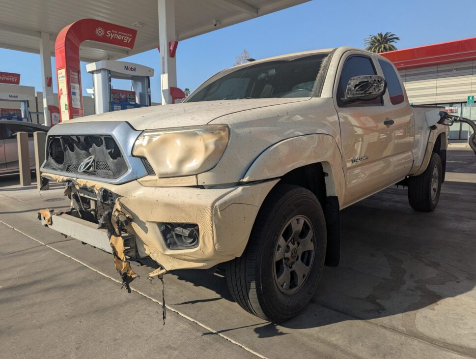 camioneta Toyota 2013 sobrevive a devastador incendio y continúa rodando como si fuera nueva
