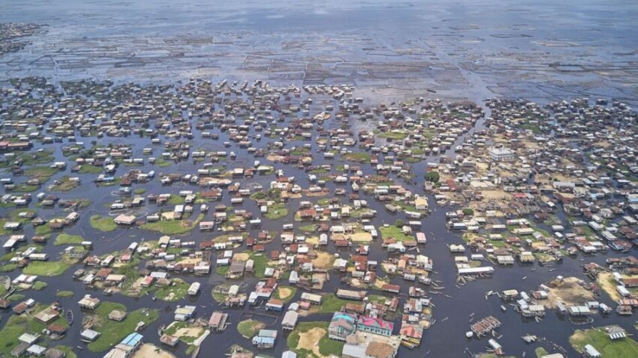 A bela vila em um lago que é 'a Veneza da África', onde as pessoas viajam de canoa