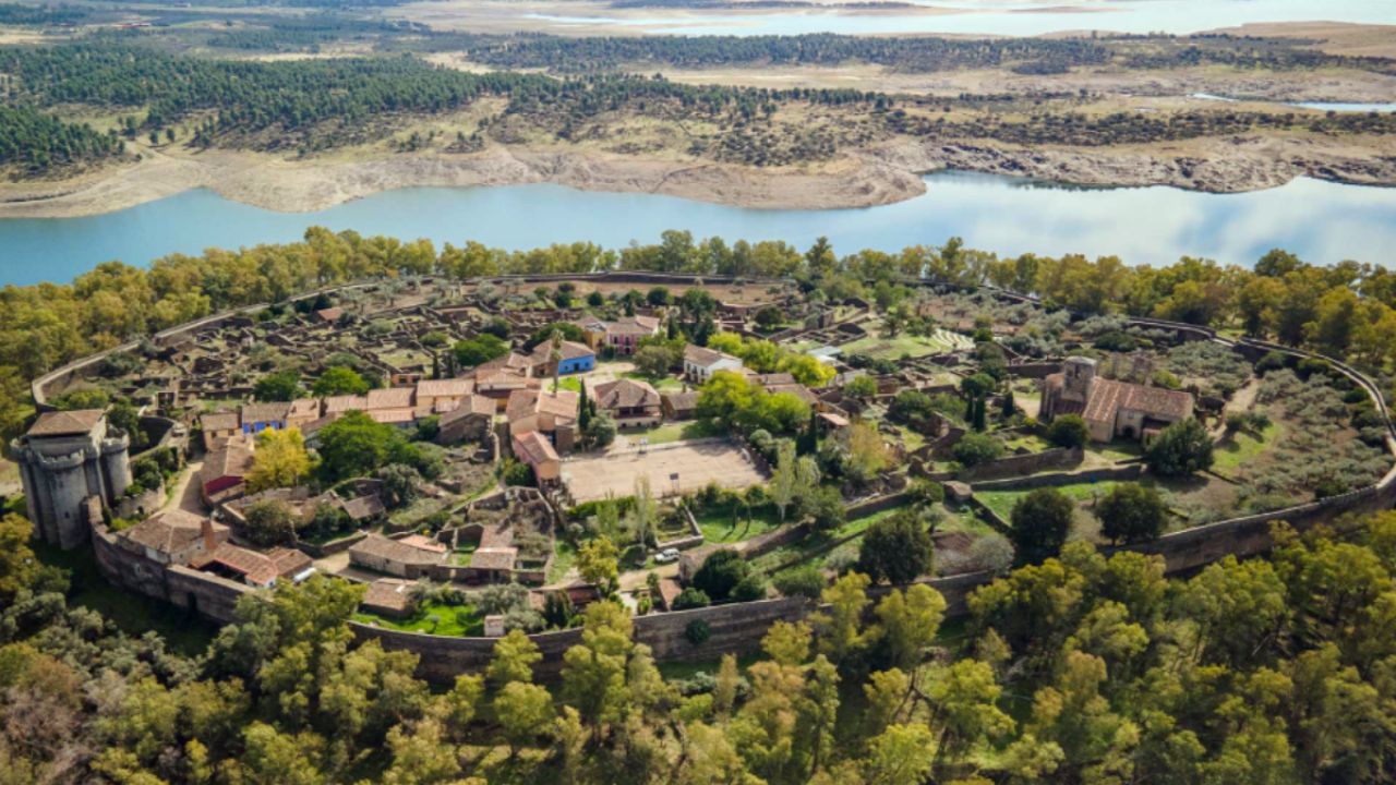A cidade fantasma espanhola onde todos foram expulsos por engano e nunca mais puderam voltar!