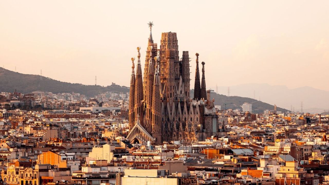 A igreja que levou mais tempo para ser construída do que as pirâmides! Sagrada Família está sendo erguida há 140 anos e ainda não terminou