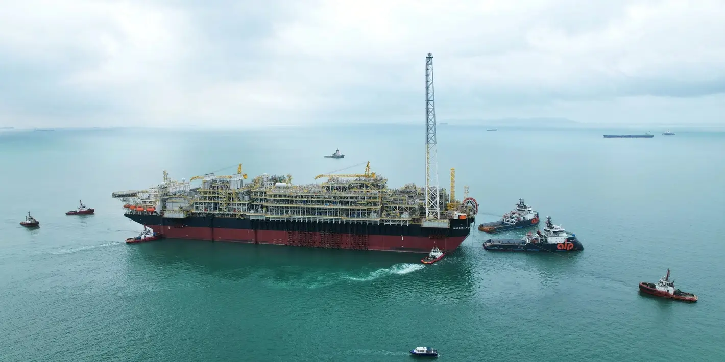 FPSO Bacalhau na Bacia de Santos cercado por rebocadores durante a fase de ancoragem para iniciar operações offshore no Brasil. Imagem: Imprensa Equinor.