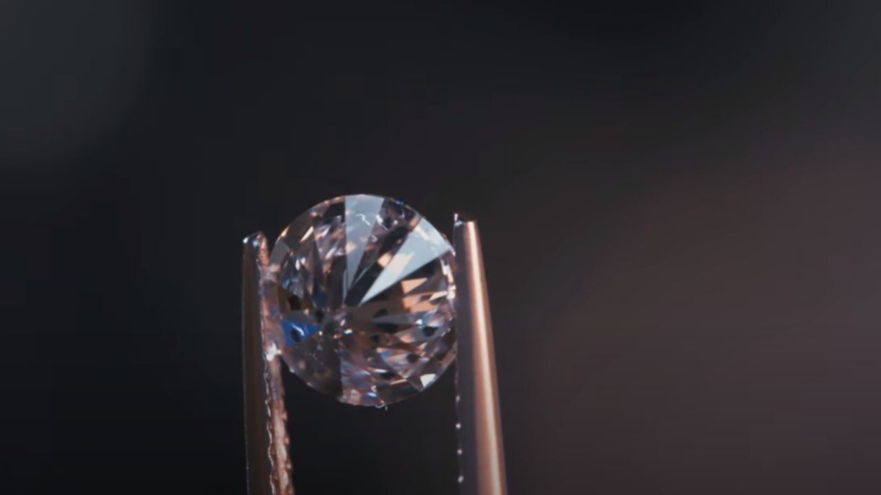 Bateria que dura 5.700 anos sem recarga? Cientistas criam a primeira bateria de carbono-14 que pode revolucionar a indústria