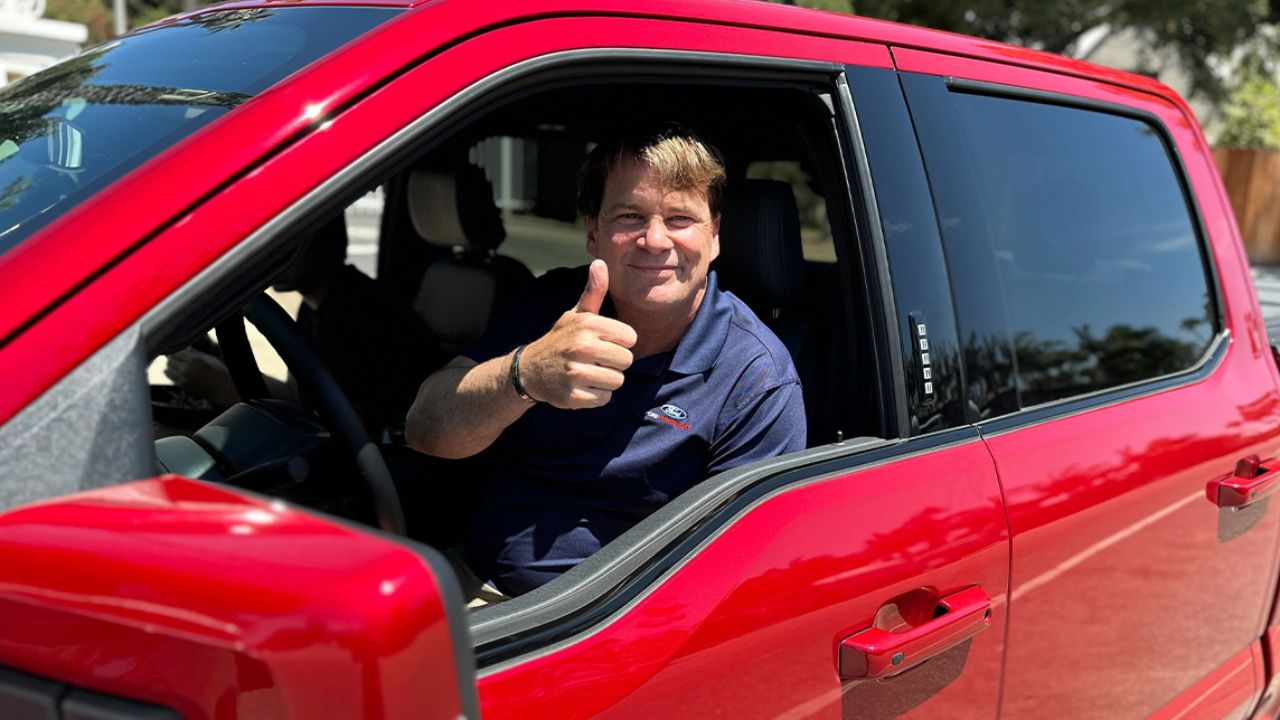 CEO da Ford faz alerta: "Chineses estão 10 anos à frente em baterias e podemos ficar para trás"