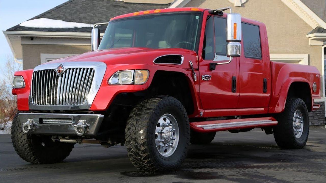 Com 7.257 kg, motor V8 turbo diesel e pneus gigantes de 40", a International MXT se tornou uma das caminhonetes mais impressionantes da história!