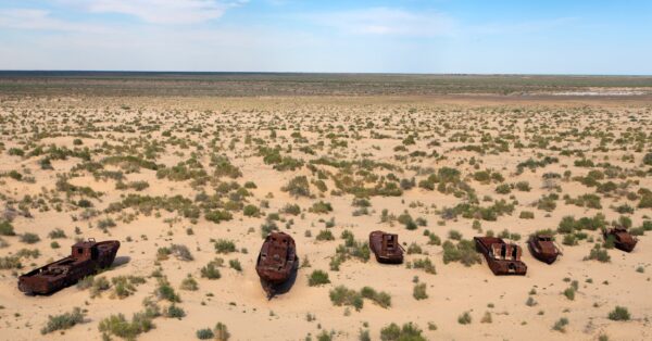 Mar de Aral, que já teve 68 mil km², transformou-se em deserto! Descubra as causas e os impactos dessa grave catástrofe ambiental