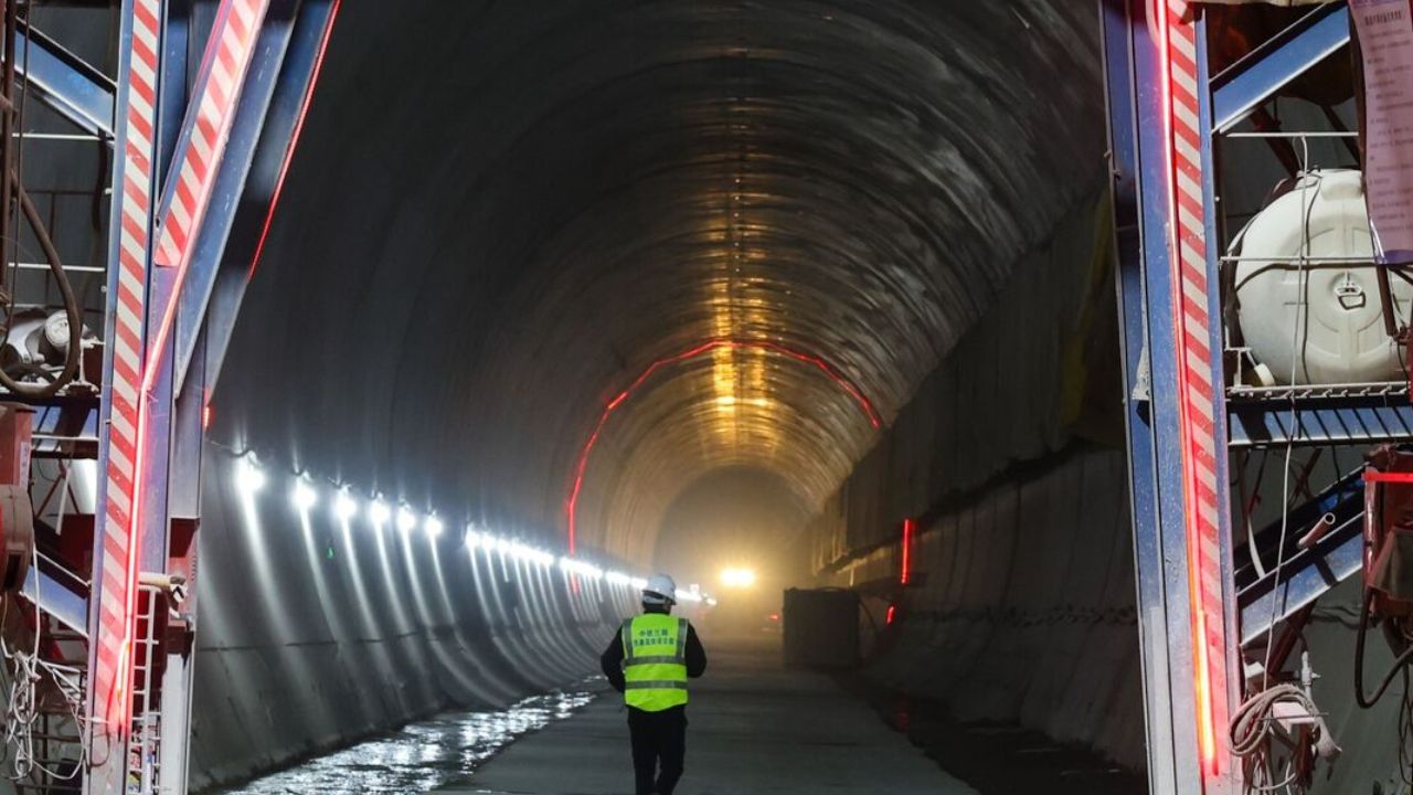O túnel ferroviário que vai revolucionar a China: uma obra monumental de 602 metros ligando o país à fronteira com a Rússia