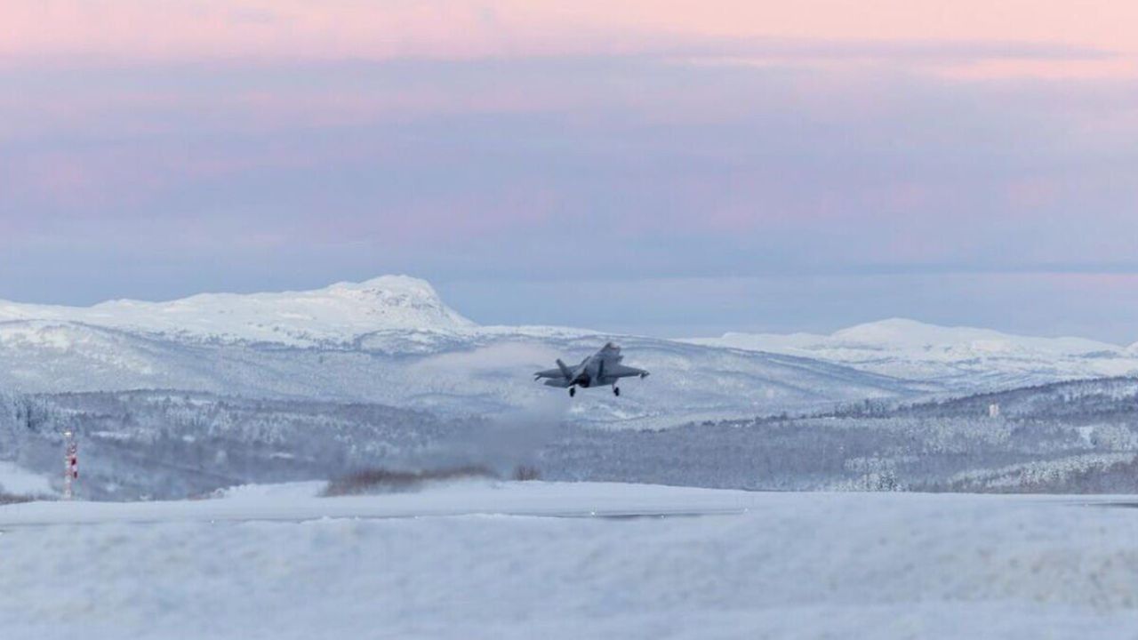 OTAN é forçada a agir imediatamente! Jatos F-35 decolam às pressas após aeronaves russas se aproximarem da fronteira