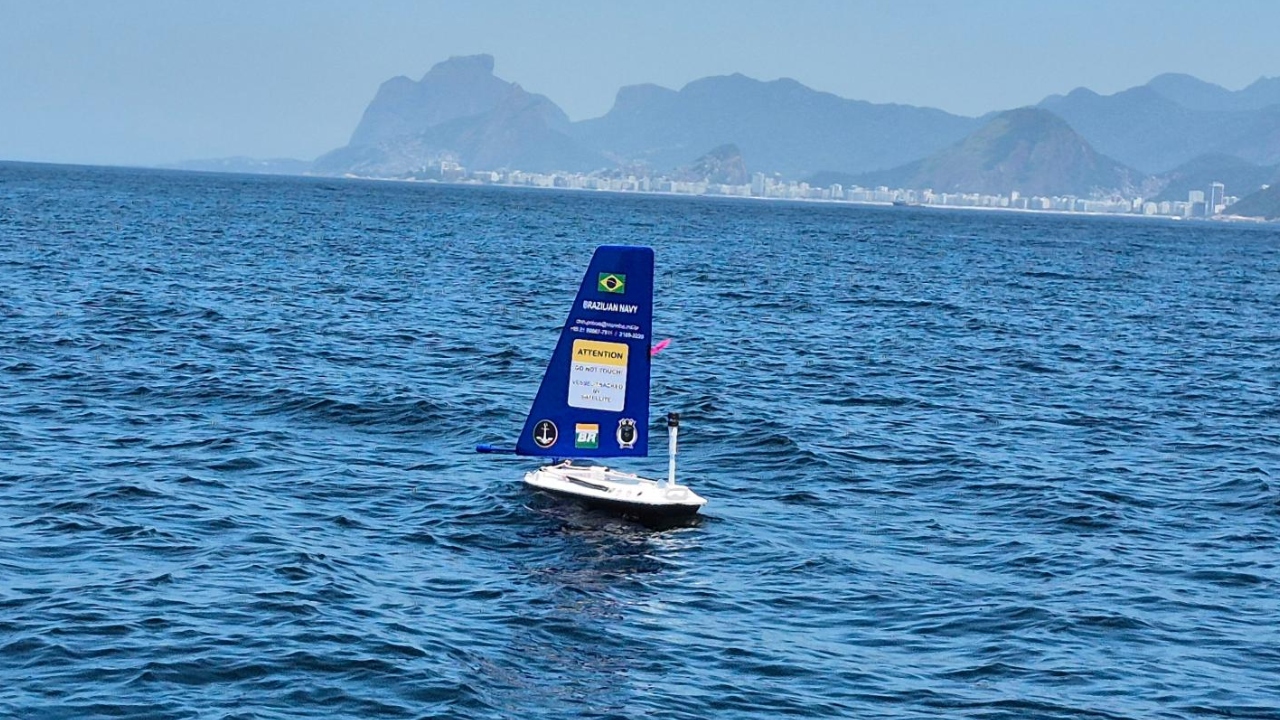 El SailBuoy es controlado vía satélite, con operación ininterrumpida, gracias a las baterías cargadas por módulos fotovoltaicos.