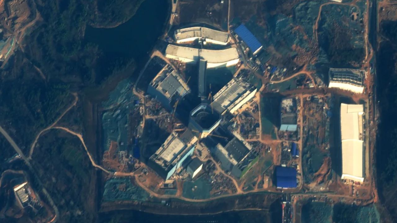 Satélite dos EUA revela laser gigante da China visível do espaço e levanta alerta mundial