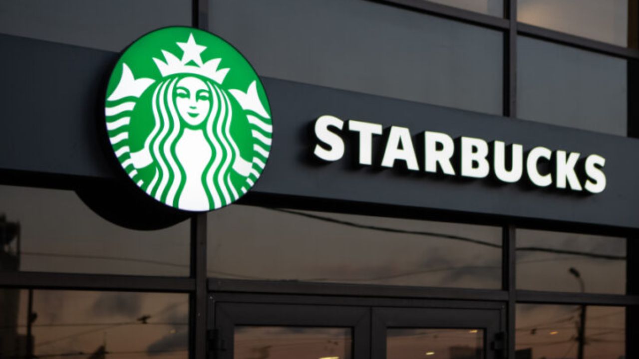Starbucks: reestruturação bombástica corta 1.100 empregos em meio a vendas lentas!