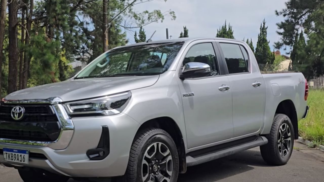 A Toyota Hilux SRV 2025 tem preço inicial de R$ 293.290. Já a versão topo de linha SRX Plus ultrapassa os R$ 345.000, sem contar os opcionais.