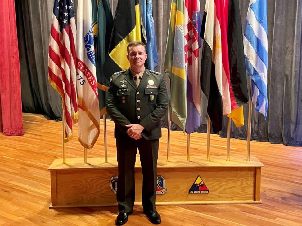 Militar brasileño finaliza curso para Capitanes en EE. UU. como segundo mejor alumno internacional. Conquista del militar del Ejército Brasileño refuerza el posicionamiento de Brasil en el sector.