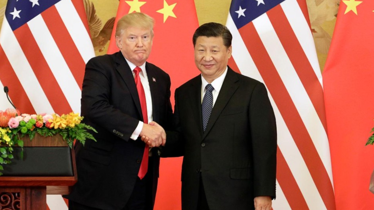 Descubra como as tarifas de Trump e a estratégia chinesa estão redefinindo a economia global e as alianças geopolíticas.