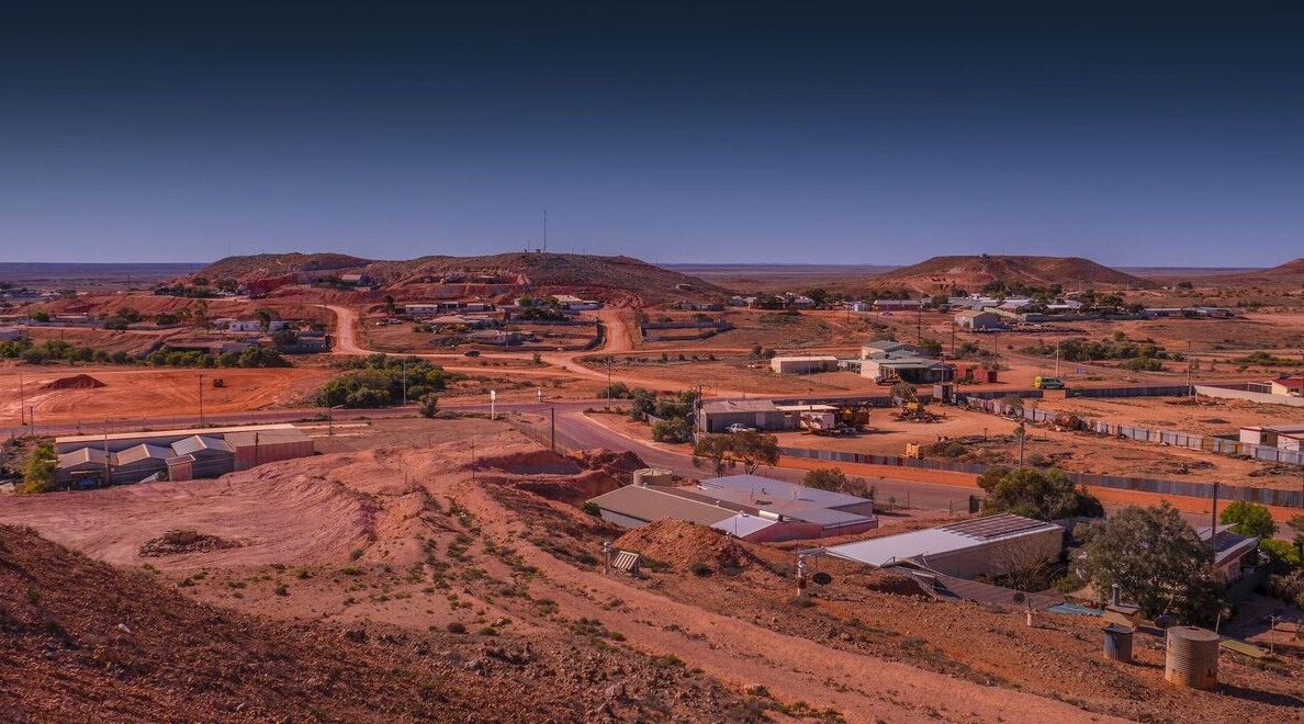 Coober Pedy queda en Australia, en medio del desierto del estado de Australia del Sur. Es una ciudad aislada, lejos de las grandes ciudades, y conocida como la "Capital Mundial del Ópalo".