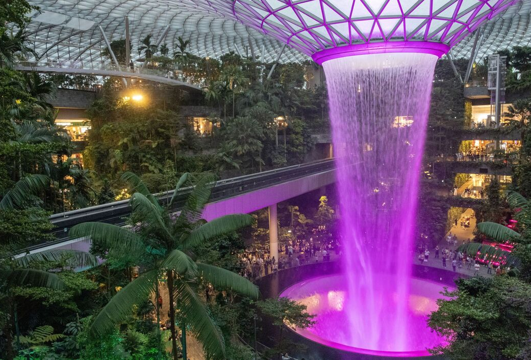 El auge de Singapur como un destino para millonarios comenzó de verdad en la década de 1980, cuando el gobierno implementó políticas pro-negocios e invirtió fuertemente en infraestructura y tecnología. Pero fue entre 2013 y 2023 que el crecimiento de la población millonaria se disparó, aumentando un 64% y consolidando la ciudad como uno de los mayores centros financieros del mundo.