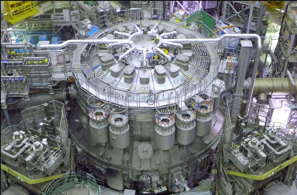 Científicos de la Universidad de Tokio estudiaron el impacto de la radiación en el concreto utilizado en centrales nucleares. Descubrieron que el cuarzo, uno de los componentes del material, sufre deformaciones, pero activa un proceso natural de recuperación, reduciendo los daños.