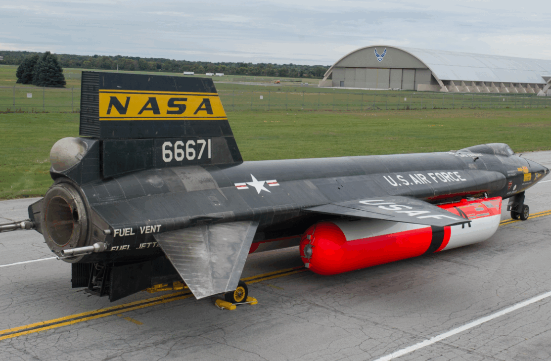 El X-15 era prácticamente un cohete con alas, usando un motor-cohete superpotente que lo hacía volar más rápido que una bala de rifle. Fue diseñado para alcanzar velocidades hipersónicas y altitudes espaciales, probando tecnologías que ayudaron a crear los transbordadores espaciales y futuras naves de la NASA.