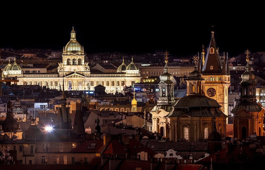 Praga es la capital de la República Checa y una de las ciudades más bonitas de Europa, llena de castillos, puentes históricos y calles de adoquines. Conocida como la "Ciudad de las Cien Torres", es un destino famoso por su arquitectura encantadora y atmósfera medieval.