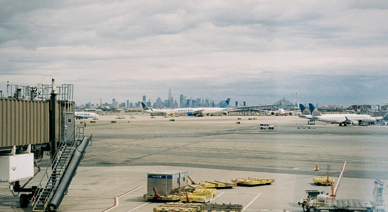 El JFK está pasando por un megaproyecto de $19 mil millones para modernizar completamente el aeropuerto. La reforma incluye nuevos terminales, más espacio y mejoras en el transporte, prometiendo acabar con el caos y convertir el JFK en uno de los más modernos del mundo.