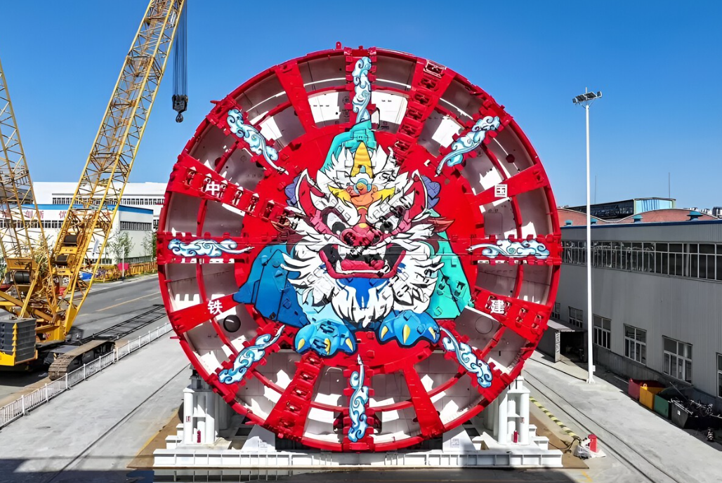 La Shanhe es una máquina de perforación gigantesca, con 163 metros de longitud y un diámetro de 17,5 metros, que está excavando el mayor túnel submarino del mundo. Con sus 306 cortadores superpotentes, avanza 15 metros por día, perforando y montando la estructura del túnel al mismo tiempo.