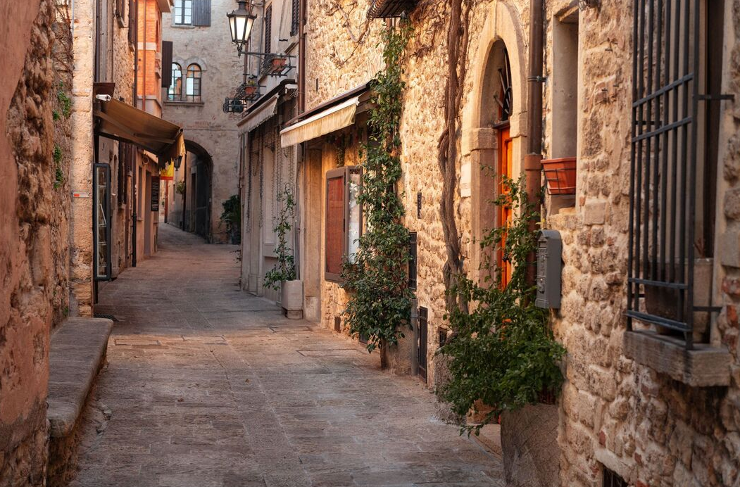 San Marino puede ser minúsculo, pero su historia es de gente grande. Fundado hace más de 1.700 años, este país sin litoral resistió a imperios, guerras y unificaciones, manteniendo su independencia como pocos en la historia. Hoy, continúa encantando a turistas y destacándose como uno de los países más fascinantes del mundo.