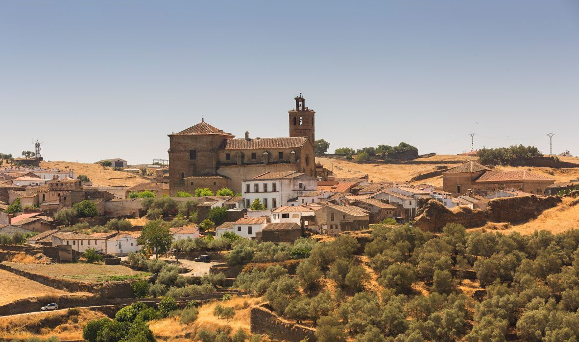 Granadilla no es solo otra ciudad fantasma española. Es un símbolo de decisiones erróneas, de resistencia y, principalmente, de un pasado que aún vive en la memoria de mucha gente.