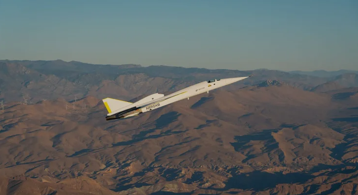 Boom Supersonic es una empresa que quiere devolver los aviones supersónicos, haciendo que los viajes sean mucho más rápidos. Ya tiene un modelo en prueba y planea lanzar un avión comercial que puede volar a más de 2.100 km/h.