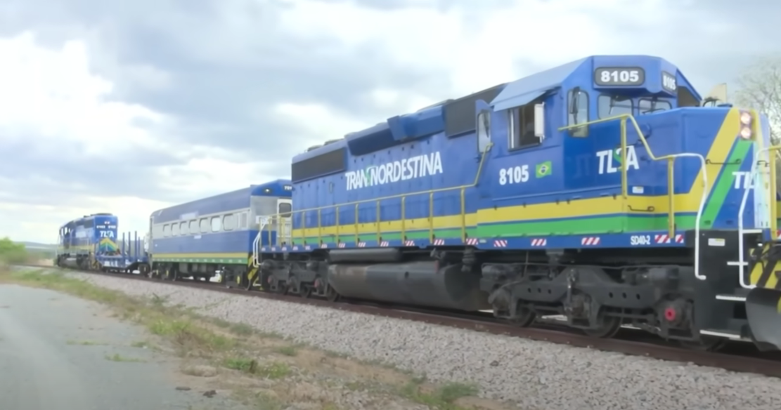 La Transnordestina va a conectar Eliseu Martins, en Piauí, al Puerto de Pecém, en Ceará, y al Puerto de Suape, en Pernambuco. El trayecto cruza varias ciudades nordestinas, ayudando a llevar cargas agrícolas y minerales hasta los puertos para exportación.