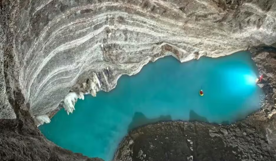 El lago Neuron es el mayor lago subterráneo porque tiene 454 pies de longitud (138 metros) y 138 pies de profundidad (42 metros), superando cualquier otro lago termal ya registrado. Además, está escondido dentro de una enorme cueva en Albania, algo nunca visto antes!