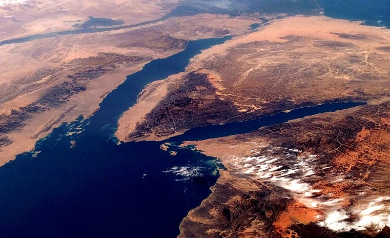 El Golfo de Suez es una extensión del Mar Rojo, ubicada en Egipto, y se conecta al famoso Canal de Suez, uno de los corredores de comercio más importantes del mundo. Además de ser una ruta estratégica para barcos, la región también es rica en petróleo y gas natural, siendo objetivo de grandes exploraciones energéticas.