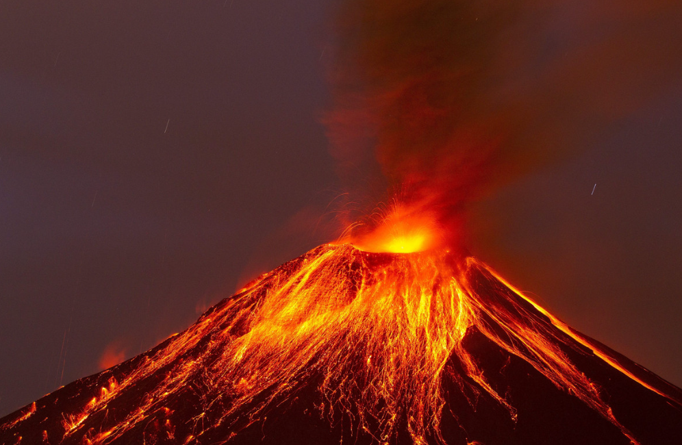 Los volcanes son montañas que escupen lava, humo y cenizas cuando entran en erupción. Incluso después de apagados, pueden esconder minerales valiosos, como las tierras raras, que son esenciales para la tecnología.