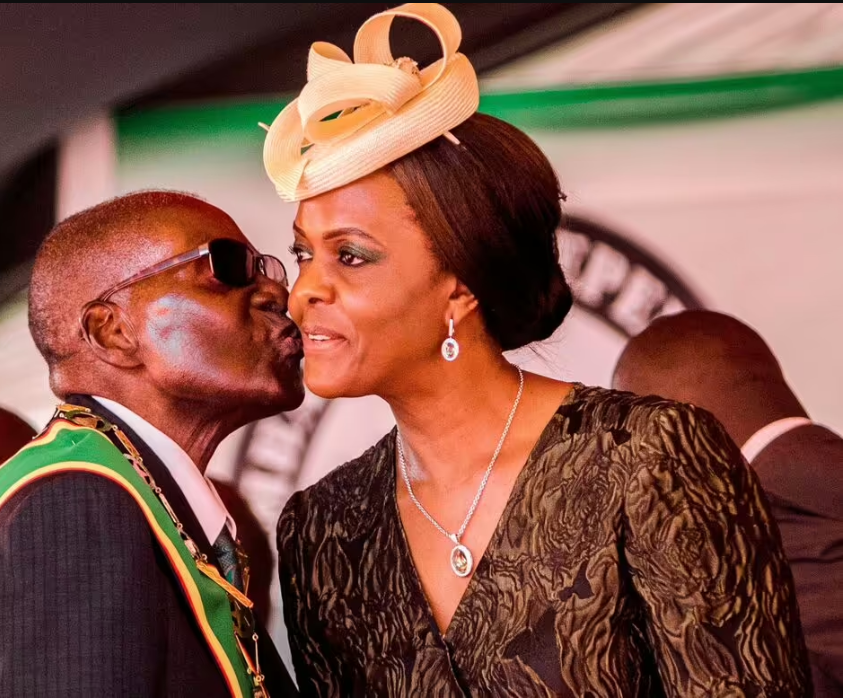 Mugabe tomó tierras de los agricultores que producían comida y las entregó a aliados sin experiencia, destruyendo la agricultura. Además, gastó demasiado, entró en guerras y causó una inflación absurda, llevando al país a la miseria.