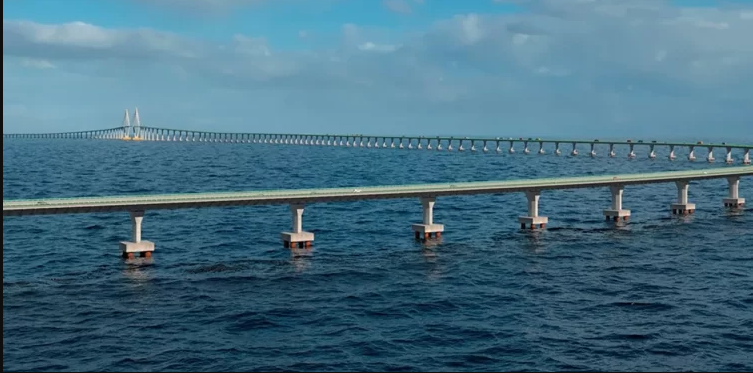 La construcción del Puente Salvador-Itaparica generará alrededor de 7 mil empleos directos e indirectos, priorizando la contratación de trabajadores bahianos. Además, habrá programas de capacitación profesional para capacitar la mano de obra local y fortalecer la economía de la región.