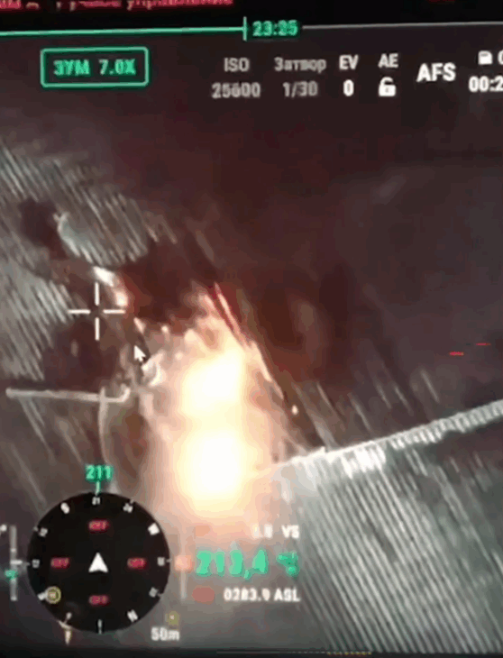 Un drone ruso cargado con una ojiva explosiva colidió con la planta nuclear de Chernobyl, impactando directamente la cúpula de contención del Reactor Cuatro. La explosión abrió un agujero en la estructura de concreto y acero, causando un incendio que tuvo que ser controlado por los bomberos ucranianos.