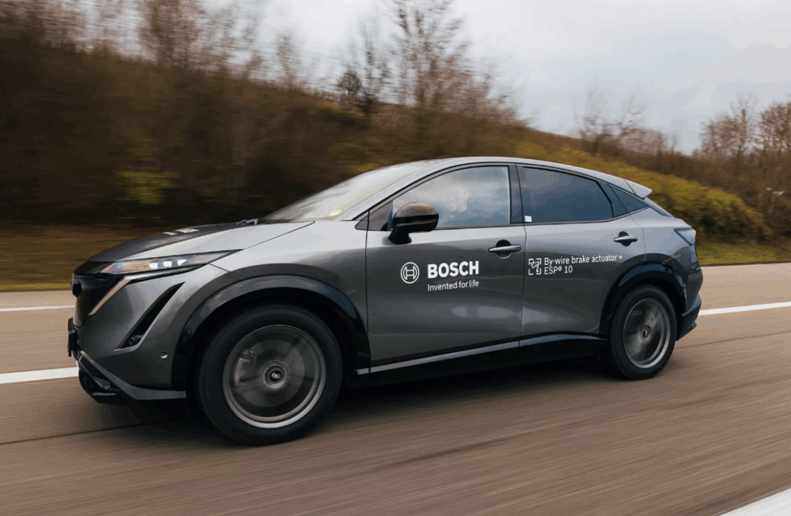 Lo Que Realmente Cambia Es Que Ya No Hay Conexión Mecánica Entre El Pedal Y Los Frenos. En Cambio, Cuando El Conductor Pisa El Pedal, Se Envía Una Señal Eléctrica A Los Actuadores Que Activan Los Frenos. Esto Elimina Mangueras, Líquido Hidráulico Y Cilindros, Haciendo El Sistema Más Ligero, Rápido Y Eficiente, Además De Permitir Un Control Más Preciso Del Frenado.