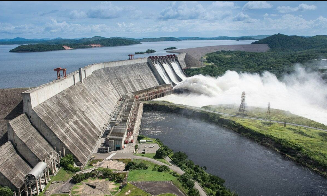 La Usina Hidroeléctrica de Guri, en Venezuela, es una de las más grandes del mundo, con una capacidad instalada de aproximadamente 10.235 megavatios (MW). Se encuentra en el río Caroní, en el estado de Bolívar, y es la principal fuente de energía del país, además de haber sido responsable de proporcionar electricidad a Roraima en el pasado.