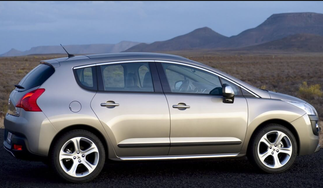 Peugeot 3008 (2011-2013) es uno de los mejores SUVs hasta 60 mil reales por su relación calidad-precio. Tiene motor 1.6 turbo THP de 165 cv, cambio automático confiable y un interior cómodo y tecnológico. La devaluación hace que sea una gran compra por precios entre R$ 36.000 y R$ 45.000,