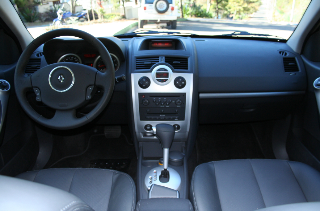 El panel del Renault Megane Grand Tour AT 2010 tiene fondo blanco en las versiones más completas, con mostradores bien iluminados y de fácil lectura. Cuenta con velocímetro analógico, cuenta revoluciones, computadora de a bordo y aire acondicionado digital.