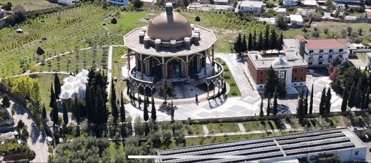 La creación del Estado Soberano de la Orden Bektashi tiene el objetivo de garantizar autonomía y preservación cultural para la secta, protegiendo sus tradiciones sin interferencia política externa. El reconocimiento como un país independiente refuerza su importancia espiritual y puede atraer turismo religioso, al igual que sucede con el Vaticano.