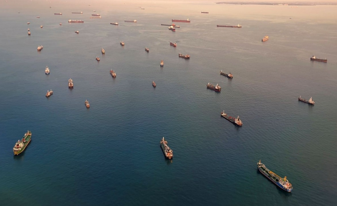 El proyecto de Tailandia quiere crear un atajo para los barcos que hoy deben pasar por el estrecho de Malaca. En lugar de dar una vuelta enorme, las cargas serán desembarcadas en un puerto, transportadas por tierra durante 90 km y embarcadas de nuevo al otro lado, ahorrando tiempo y dinero en el transporte global.