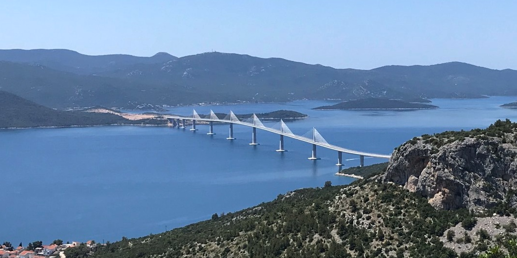 El Puente Pelješac, con 2,4 km de extensión, conecta el sur de Croacia sin necesidad de pasar por Bosnia. Construido por una empresa china con fondos de la Unión Europea, mejoró el transporte y generó un debate geopolítico.