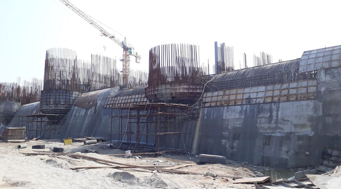 La construcción de la mega-represa ya ha avanzado bastante, con las compuertas instaladas y parte del desagüe lista, pero aún falta finalizar la represa principal y la planta hidroeléctrica. El gobierno quiere concluir todo hasta 2029, para llevar agua, energía y protección contra inundaciones a millones de personas.