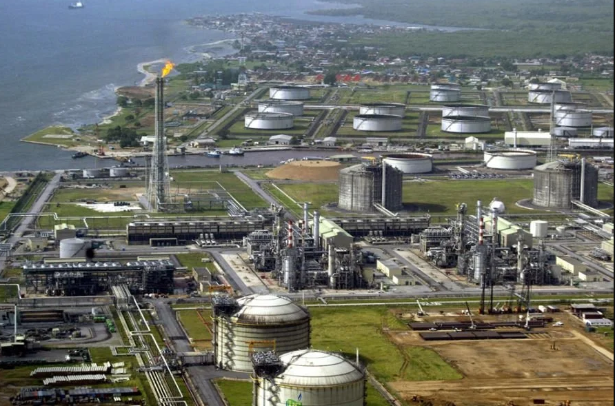 La Refinería Dangote no es la mayor del mundo, pero es la mayor refinería de petróleo de África y una de las más grandes del planeta en capacidad de procesamiento. Puede refinar 650.000 barriles de petróleo por día, lo que la coloca entre las mayores refinerías de petróleo de un único tren de procesamiento (single-train refinery), es decir, con un flujo continuo de producción sin múltiples unidades separadas. La mayor refinería del mundo en capacidad total es la Refinería Jamnagar, en India, operada por Reliance Industries, que puede procesar cerca de 1,24 millón de barriles por día.