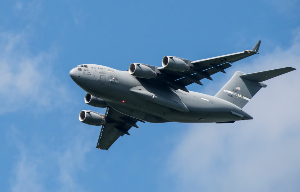 El C-17 Globemaster III es un avión militar de carga utilizado por los EE. UU. para transportar tropas, vehículos y equipos pesados. Es robusto, puede aterrizar en pistas cortas y, en emergencias, se puede adaptar para transportar líderes militares con la cápsula Silver Bullet.