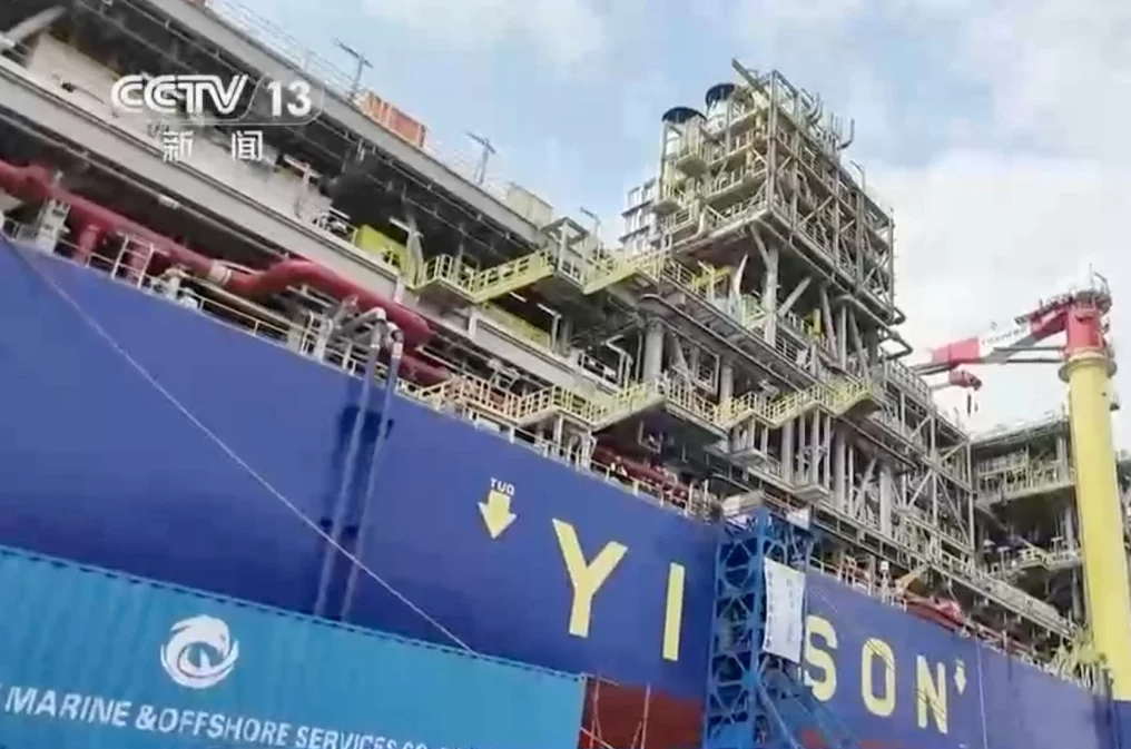 Es especial porque es el primer barco de producción de petróleo del mundo capaz de capturar el CO₂ que emite, reduciendo la contaminación de la industria petrolera. Genera electricidad a partir del calor de los gases de escape, haciendo que la producción sea más eficiente y sostenible.