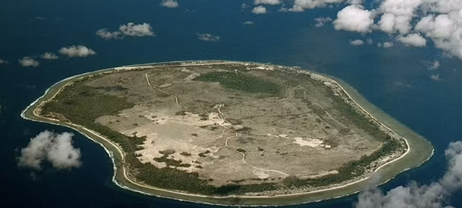 Los Lamborghinis simbolizan el absurdo desperdicio de la riqueza de Nauru. A pesar de tener una sola carretera pavimentada y un límite de velocidad de 25 mph, los habitantes compraban supercoches solo por el estatus, sin ni siquiera poder usarlos correctamente. Esto refleja la falta de planificación financiera y el estilo de vida insostenible que llevó a la isla a la quiebra.