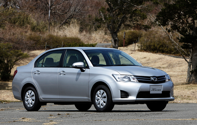 El Corolla Axio es más simple porque fue diseñado para ser un coche accesible y económico en Japón, con menos tecnología y un acabado más básico. Prioriza la relación calidad-precio, sin muchos lujos, para atender a un público que busca un vehículo compacto y eficiente.
