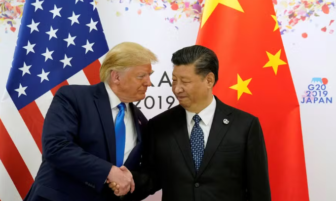 Imagina una tienda en EE.UU. que fabrica carteras de cuero y necesita importar cuero e imanes de China. Con las nuevas tarifas, estos materiales se volvieron mucho más caros, forzando a la tienda a aumentar los precios de las carteras - pero, con eso, los clientes dejaron de comprar, y la empresa comenzó a perder dinero.