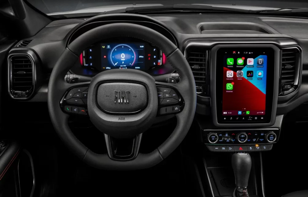 El panel de la Fiat Toro 2025 es totalmente digital, con una pantalla moderna y personalizable que muestra la información de conducción de manera clara. Además, cuenta con una gran central multimedia, compatible con Android Auto y Apple CarPlay, y botones físicos para facilitar el uso durante la conducción.